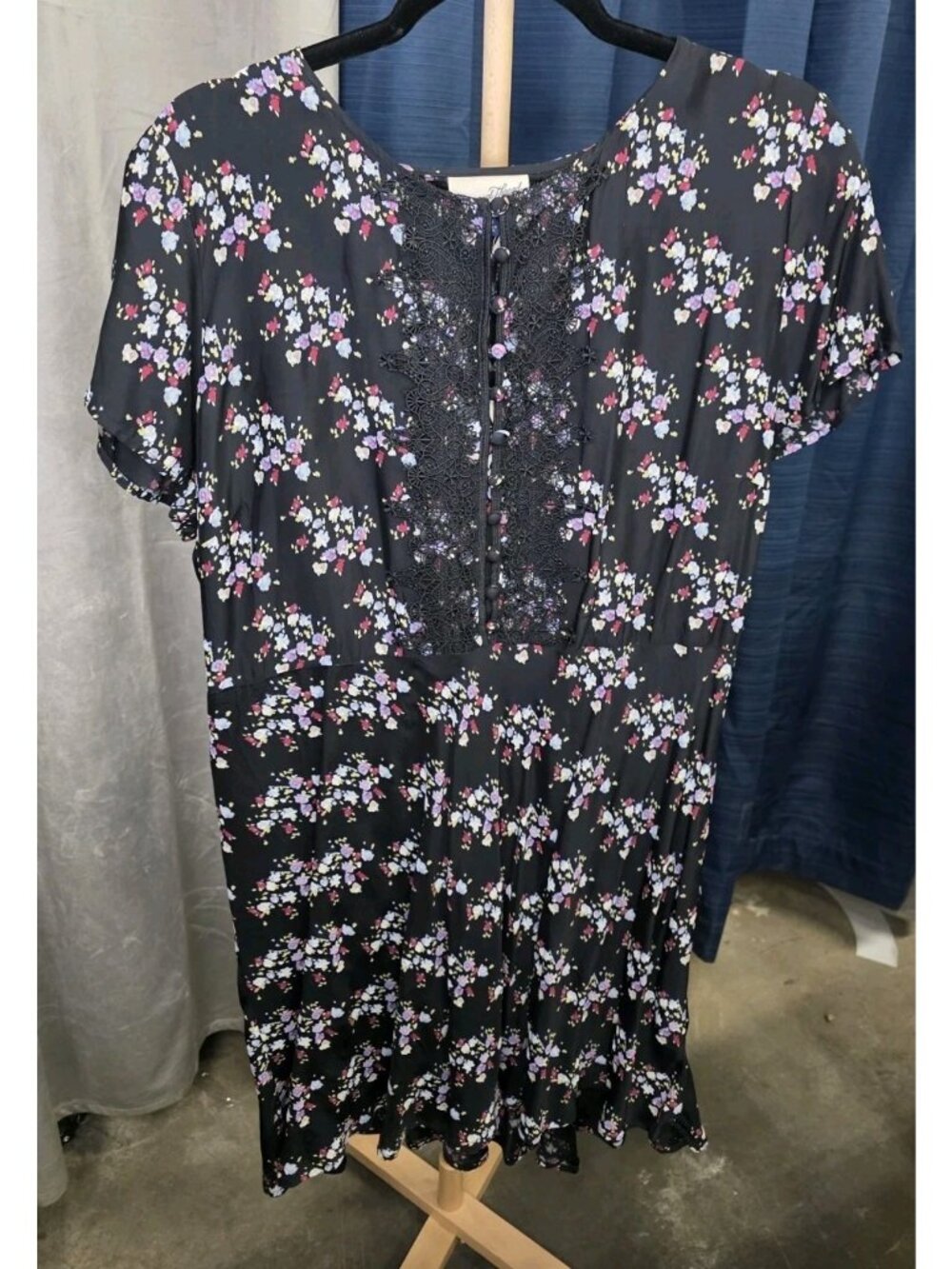 Universal Thread Women’s M Black Floral Lace Front Mini Dress NWT $40. Wl485